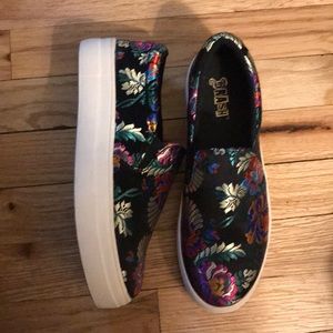Brash multicolored women’s size 7 shoes
